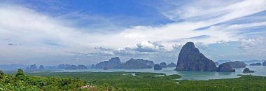 Samet Nangshe, Phang Nga Körfezi 'nde muhteşem bir panoramik bakış açısıdır. Mangrov ormanları arasındaki muhteşem kireçtaşı adaları manzarası, Phang Nga Tayland. Seçici odak