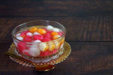 Dongzhi Festivali (Kış Gündönümü Festivali) için Çin Geleneksel Tatlısı (Tangyuan ya da Yuthe) tatlı soslu renkli pirinç topları ve Yuthe Festivali. Seçici odak, boşluğu kopyala