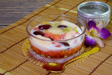 Tayland buzlu tatlısı ya da Ruam Mit. Karışık şekerli Tayland tatlısı, pirinç eriştesi, hindistan cevizi etinden taze fasulye ve hindistan cevizi sütü. Seçici odak, boşluğu kopyala