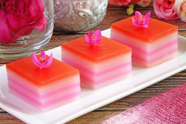 Tayland tatlısı: Buharda pişirilmiş tatlı pasta (veya Khanom Chan) Tayland geleneksel tatlısıdır. Tayland 'daki dokuz ünlü Tayland tatlısından biri. Seçici odak.