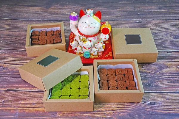 日本のナマチョコレート 抹茶チョコレートとダークチョコレートを紙の箱に入れ お土産やバレンタインデーのお土産にも人気の日本のチョコレートです 選択的焦点 — ストック写真