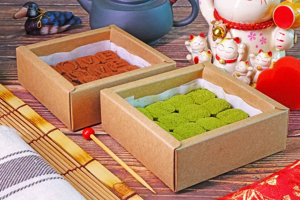 日本のナマチョコレート 抹茶チョコレートとダークチョコレートを紙の箱に入れ お土産やバレンタインデーのお土産にも人気の日本のチョコレートです 選択的焦点 — ストック写真