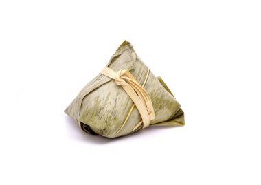 Çin Tekne Ejderhası Festivali (5. Ay ayı, Duanwu festvial) için yapış yapış pirinç hamuru (bambu yapraklarıyla glutinous pilavı sarılarak yapılan). Beyazda izole edilmiş