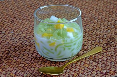 Cendol, dilimlenmiş Jackson meyvesi, hindistan cevizi sütü ve palmiye şekeri şurubuyla karıştırılmış yeşil pandan pirinç jölesi damlacıkları içeren buzlu tatlı bir tatlıdır. Seçici odak