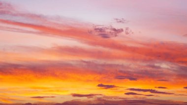 Alacakaranlık gökyüzü arkaplanı, panoramik manzara cennet gibi gökyüzü