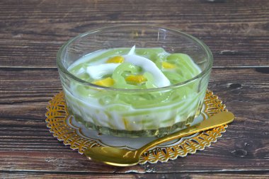 Cendol, dilimlenmiş Jackson meyvesi, hindistan cevizi sütü ve palmiye şekeri şurubuyla karıştırılmış yeşil pandan pirinç jölesi damlacıkları içeren buzlu tatlı bir tatlıdır. Seçici odak