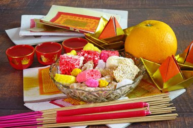 Renkli atıştırmalıklar, Mandarin portakalı, çay, mum, tütsü çubuğu ve Çin Festivali 'ndeki tüm Çin kültürlerinde Taoizm tanrılarına, tanrıçalara ve atalarına tapınmak için kağıt parçaları. Boşluğu kopyala