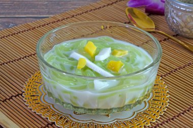 Cendol, dilimlenmiş Jackson meyvesi, hindistan cevizi sütü ve palmiye şekeri şurubuyla karıştırılmış yeşil pandan pirinç jölesi damlacıkları içeren buzlu tatlı bir tatlıdır. Seçici odak