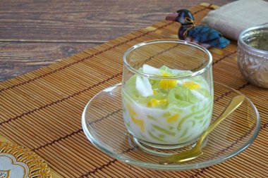 Cendol, dilimlenmiş Jackson meyvesi, hindistan cevizi sütü ve palmiye şekeri şurubuyla karıştırılmış yeşil pandan pirinç jölesi damlacıkları içeren buzlu tatlı bir tatlıdır. Seçici odak.