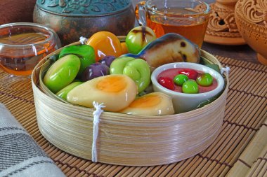 Kanom Look Choup (badem ezmesi), karides ezmesi soslu kızarmış uskumru balığı şeklindeki ünlü Tayland tatlısıdır. Bak Chup fasulye ezmesi, hindistan cevizi sütü, şeker ve jelatinle kaplanmış.