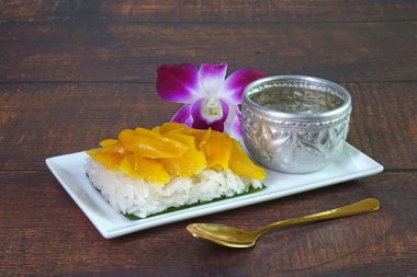 Tatlı meyveli pilav, Tayland usulü tatlı..