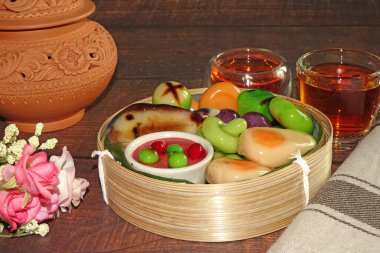 Kanom Look Choup (badem ezmesi), karides ezmesi soslu kızarmış uskumru balığı şeklindeki ünlü Tayland tatlısıdır. Bak Chup fasulye ezmesi, hindistan cevizi sütü, şeker ve jelatinle kaplanmış.