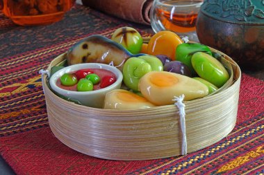 Kanom Look Choup (badem ezmesi), karides ezmesi soslu kızarmış uskumru balığı şeklindeki ünlü Tayland tatlısıdır. Bak Chup fasulye ezmesi, hindistan cevizi sütü, şeker ve jelatinle kaplanmış.