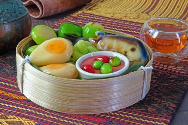 Kanom Look Choup (badem ezmesi), karides ezmesi soslu kızarmış uskumru balığı şeklindeki ünlü Tayland tatlısıdır. Bak Chup fasulye ezmesi, hindistan cevizi sütü, şeker ve jelatinle kaplanmış.