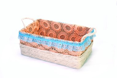 Kırtasiye sepetinin beyaz arka planı izole edilmiş. Renkli nakış ve kenevir ipiyle el yapımı el yapımı geri dönüşüm sepeti dekorasyonu.