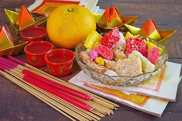 カラフルなスナックのセットは すべての中国の祭りで道教の神々 女神や中国文化の祖先への崇拝のための中国のオレンジ キャンドル 線香やジョスお金の紙 スペースのコピー — ストック写真