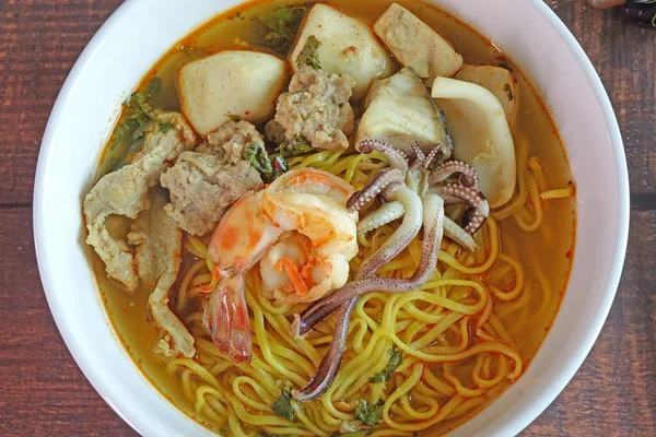 Tom Yum deniz ürünleri eriştesi, Tayland yemeği. Kapat, üst görünüm,
