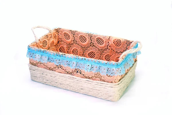 Kırtasiye sepetinin beyaz arka planı izole edilmiş. Renkli nakış ve kenevir ipiyle el yapımı el yapımı geri dönüşüm sepeti dekorasyonu.