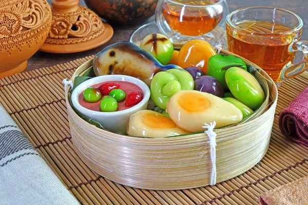 Kanom Look Choup (badem ezmesi), karides ezmesi soslu kızarmış uskumru balığı şeklindeki ünlü Tayland tatlısıdır. Bak Chup fasulye ezmesi, hindistan cevizi sütü, şeker ve jelatinle kaplanmış.