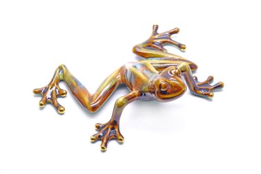 Beyaz arkaplanda izole edilmiş renkli seramik ağaç kurbağası.