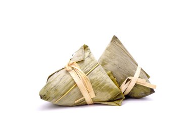 Çin Tekne Ejderhası Festivali (5. Ay ayı, Duanwu festvial) için yapış yapış pirinç hamuru (bambu yapraklarıyla glutinous pilavı sarılarak yapılan). Beyazda izole edilmiş