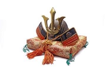 Japon Samuray miğferi beyaz arka planda izole edildi