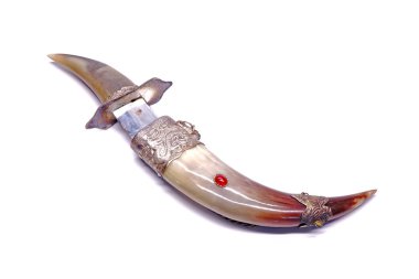 Moğol İnek boynuzu gümüş bıçağı beyaz zemin üzerinde kırmızı yakut ile dekore