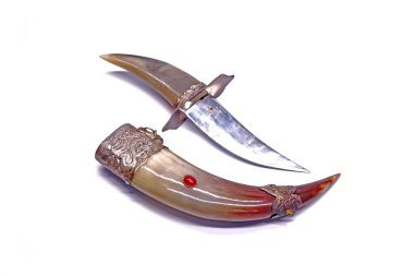 Moğol İnek boynuzu gümüş bıçağı beyaz zemin üzerinde kırmızı yakut ile dekore