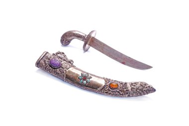 Moğol gümüş bıçağı beyaz arka planda izole edilmiş değerli taşla süslenmiş. 