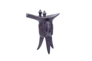 Çin Batı Zhou Hanedanı 'nın üç ayaklı şarap kadehi. Beyaz zemin üzerinde izole edilmiş siyah kil tripod gemi.