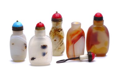 Snuff Bottles: Beyaz arka planda izole edilmiş enfiye şişesi. Doğal rengi ve dokusuyla güzel bir enfiye şişesi, değerli taş.