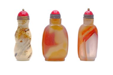 Snuff Bottles: Beyaz arka planda izole edilmiş enfiye şişesi. Doğal rengi ve dokusuyla güzel bir enfiye şişesi, değerli taş.