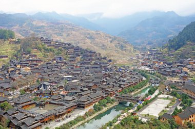 Çin 'in Guizhou bölgesindeki Qian Hu Miao Zai Köyü' nün güzel manzarası..