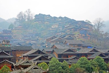 Çin 'in Guizhou bölgesindeki Qian Hu Miao Zai Köyü' nün güzel manzarası..