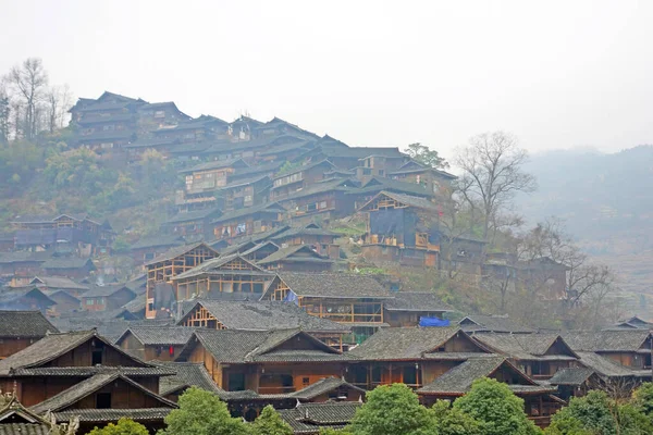 Hermoso Paisaje Pueblo Antiguo Qian Miao Zai Village Niebla Mañana —  Fotos de Stock