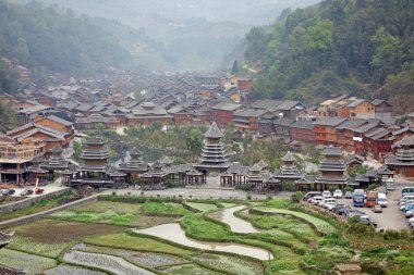 Zhaoxing Dong Zai antik kenti Guizhou bölgesinde sabah sisinde. Seçici ve yumuşak odak