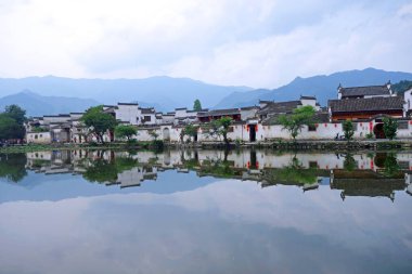 Sabahleyin Hongcun köyünün su yansıması. Hongcun Köyü, Anhui Çin. Çin 'in en çekici antik köylerinden biri.