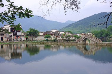 Sabahleyin Hongcun köyünün su yansıması. Hongcun Köyü, Anhui Çin. Çin 'in en çekici antik köylerinden biri.