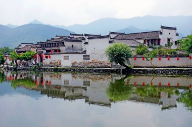 Sabahleyin Hongcun köyünün su yansıması. Hongcun Köyü, Anhui Çin. Çin 'in en çekici antik köylerinden biri.