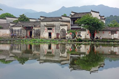 Sabahleyin Hongcun köyünün su yansıması. Hongcun Köyü, Anhui Çin. Çin 'in en çekici antik köylerinden biri.