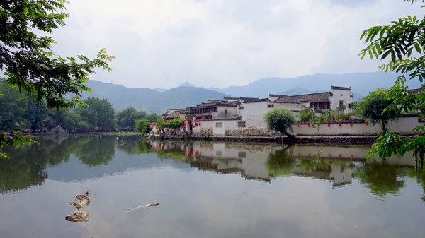 Vattnets Spegling Hongcun Byn Morgonen Hongcun Village Anhui Kina Mest — Stockfoto