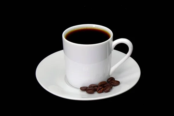 Zwarte Koffie Witte Beker Met Gebrande Koffieboon Schotel Geïsoleerd Zwarte — Stockfoto