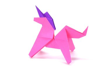 Tek boynuzlu at. Beyaz arka planda izole edilmiş pembe tek boynuzlu at origami kağıt sanatı. DIY hobisi için fikirler (Kendin Yap) Çocuklar için.