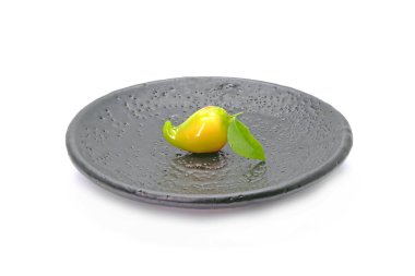 Renkli minyatür meyveler: Ünlü Tayland tatlıları beyaz arka planda izole edilmiş 