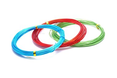 Renkli el işi teli, beyaz arkaplanda izole edilmiş mücevher teli.