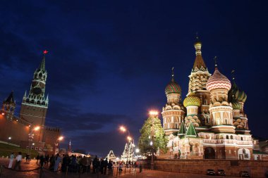 Kızıl Meydan ve Aziz Basil Katedrali 'nin gece manzarası, Moskova Rusya