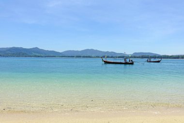 Güzel tropikal deniz manzarası. Dağ adaları ve mavi deniz manzaralı Khao Lak plajı, Phang Nga, Tayland.