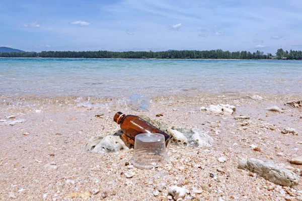 Kirlilik Sahil Deniz Kirliliği Plastik Bardak Cam Şişe Plajda Plastik — Stok fotoğraf