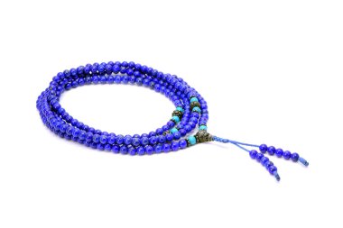 Bilezik, 108 boncuk Lapis lazuri kolye, gümüş ve turkuaz, Tibet tarzı. Beyaz arkaplanda izole