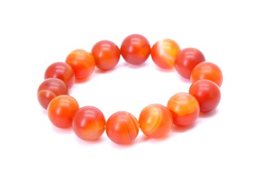 Bilezik: Brezilya kırmızı bileziği beyaz arka planda izole edildi